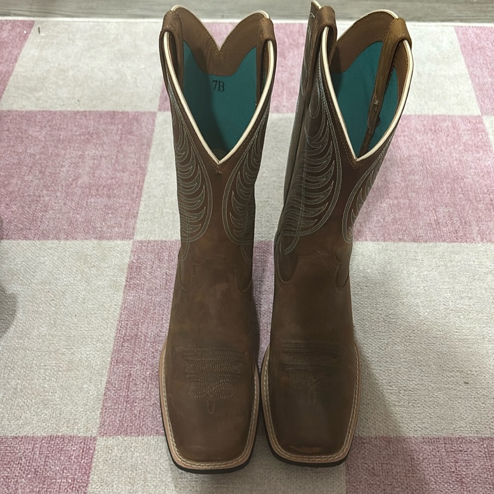 Ariat cowgirl boots size 7b
